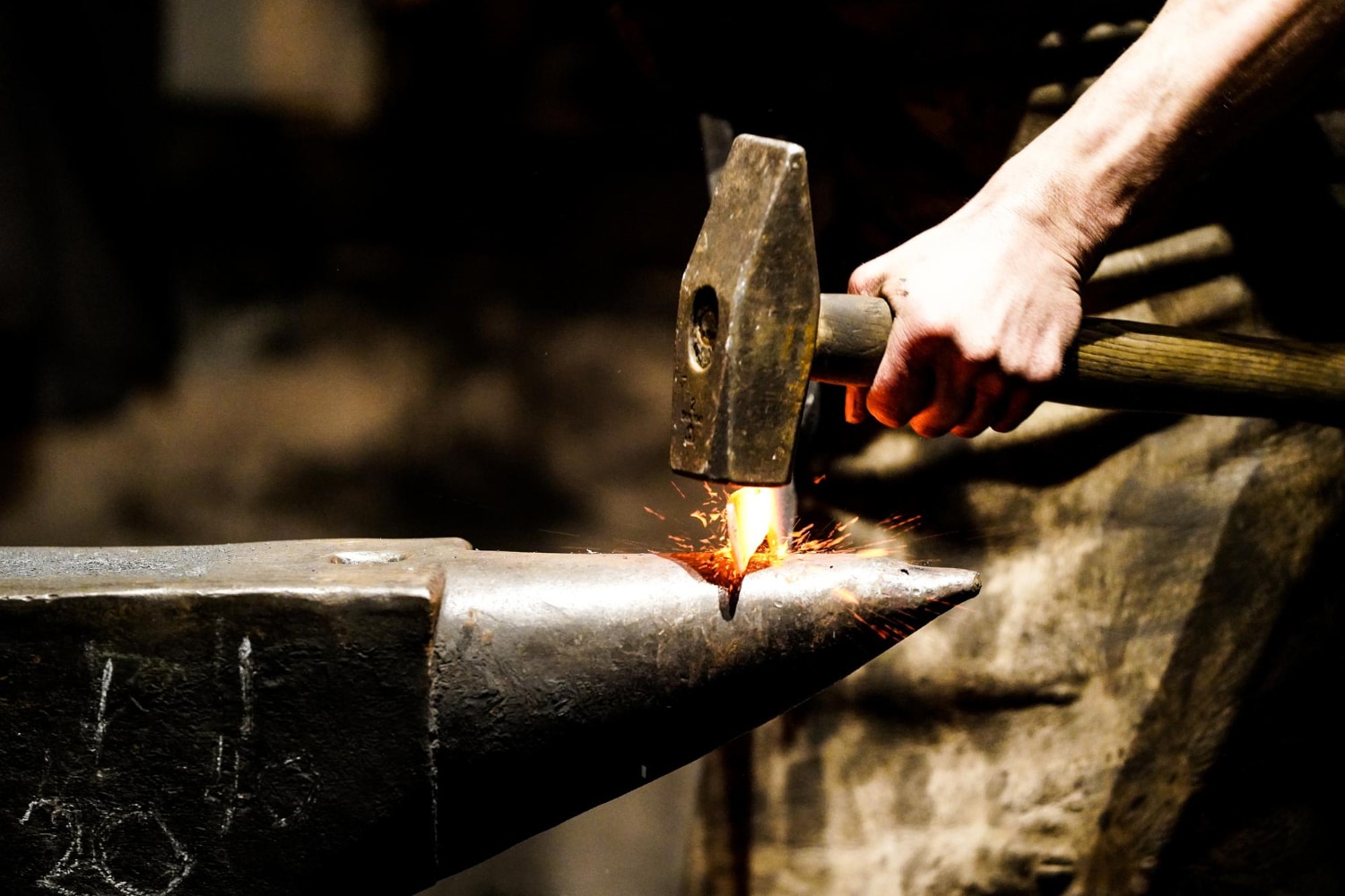 Le Métier de Forgeron : Un Savoir-Faire Ancestral au Cœur de l’Artisanat Moderne