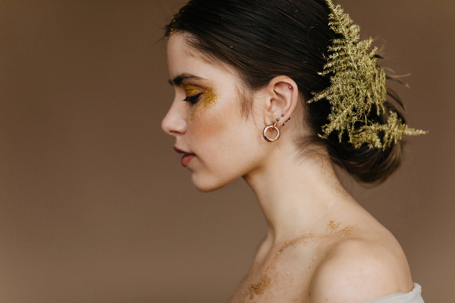 Le retour de la boucle d'oreille minimaliste : une tendance forte en bijouterie artisanale