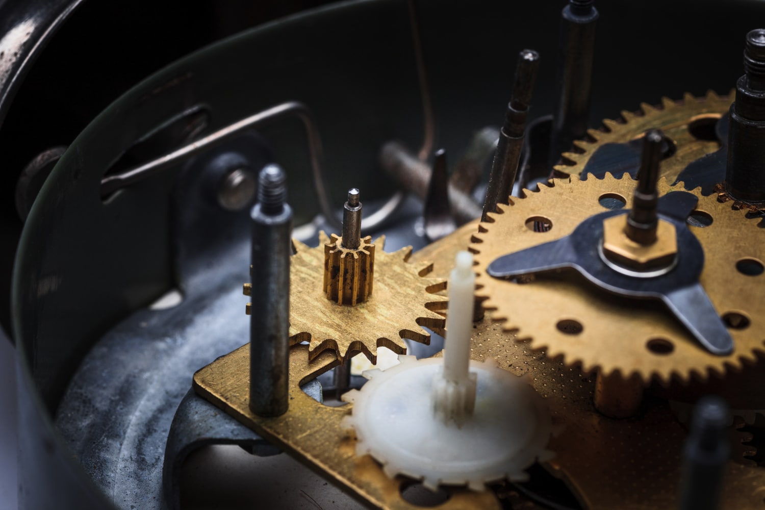 Devenir Artisan d'Art en Horlogerie : Un Guide Complet