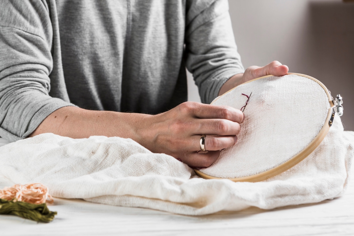 Guide complet sur comment devenir artisan d'art en broderie