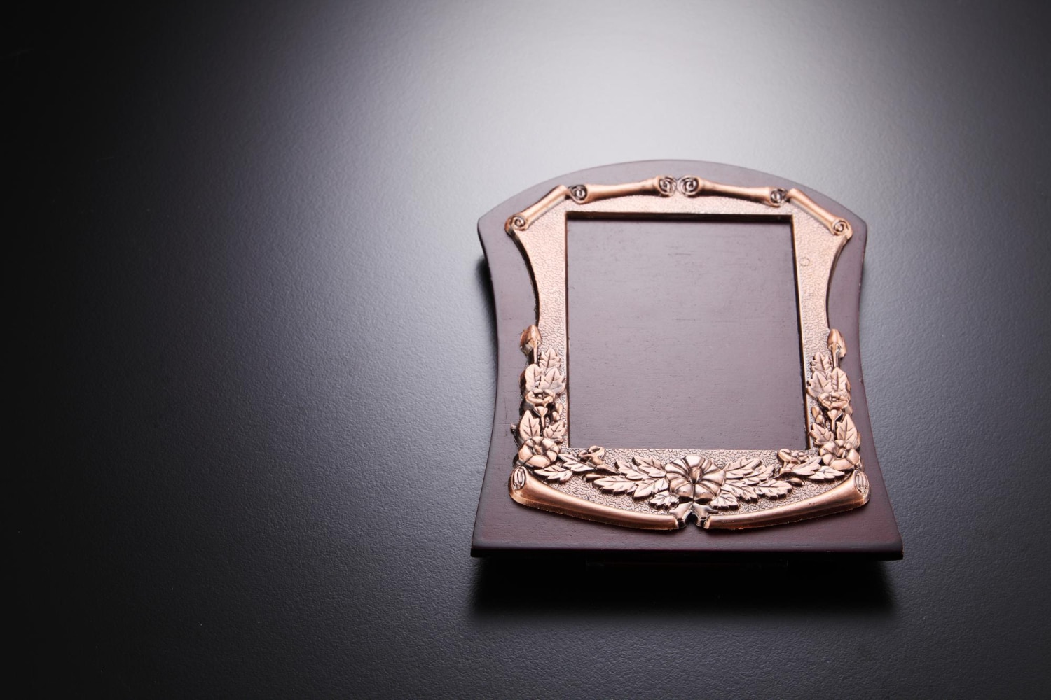 Nettoyer une plaque funéraire en bronze sans l’abîmer