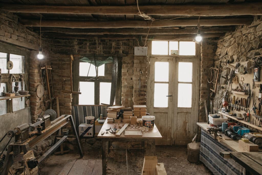 Établi et outils dans un atelier d'artisan