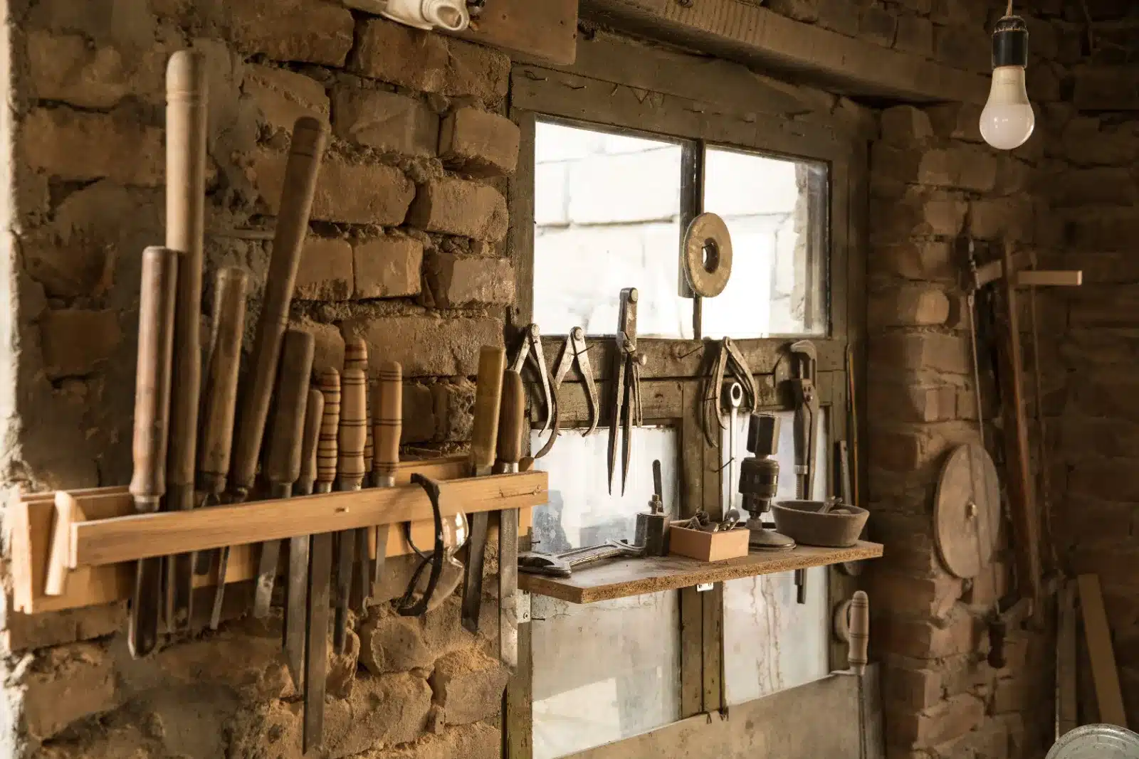 Atelier d'artisan d'art avec ses outils à main