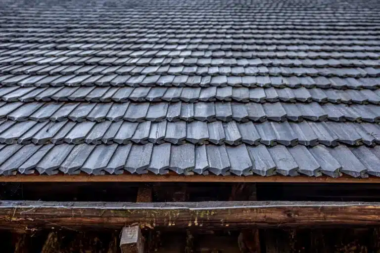Fabricant de bardeaux : le métier d’art du bois fendu pour les toits - Architecture et jardins, Métiers d'art - Artisanat d'art Toiture couverte de bardeaux de bois