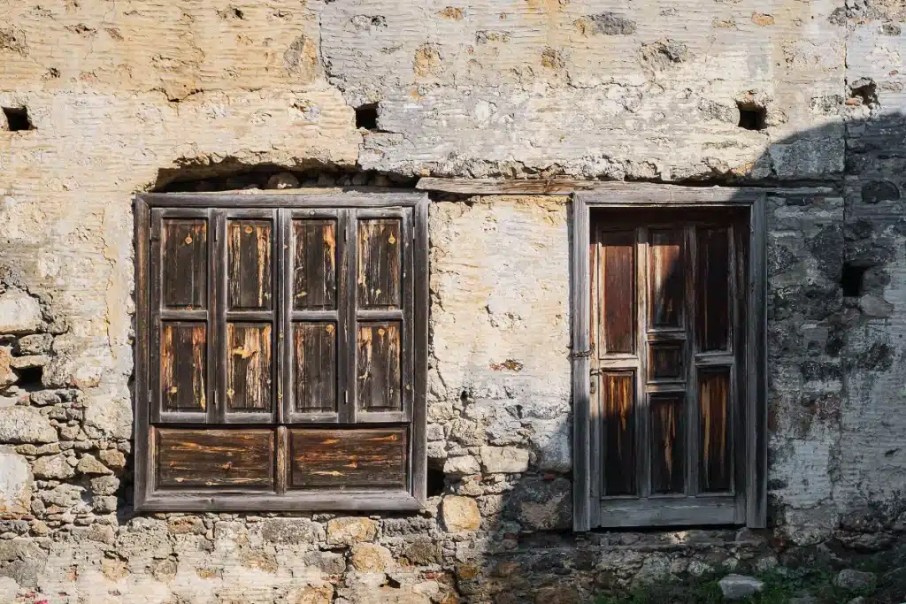 Portes et volets anciens en bois sur une façade