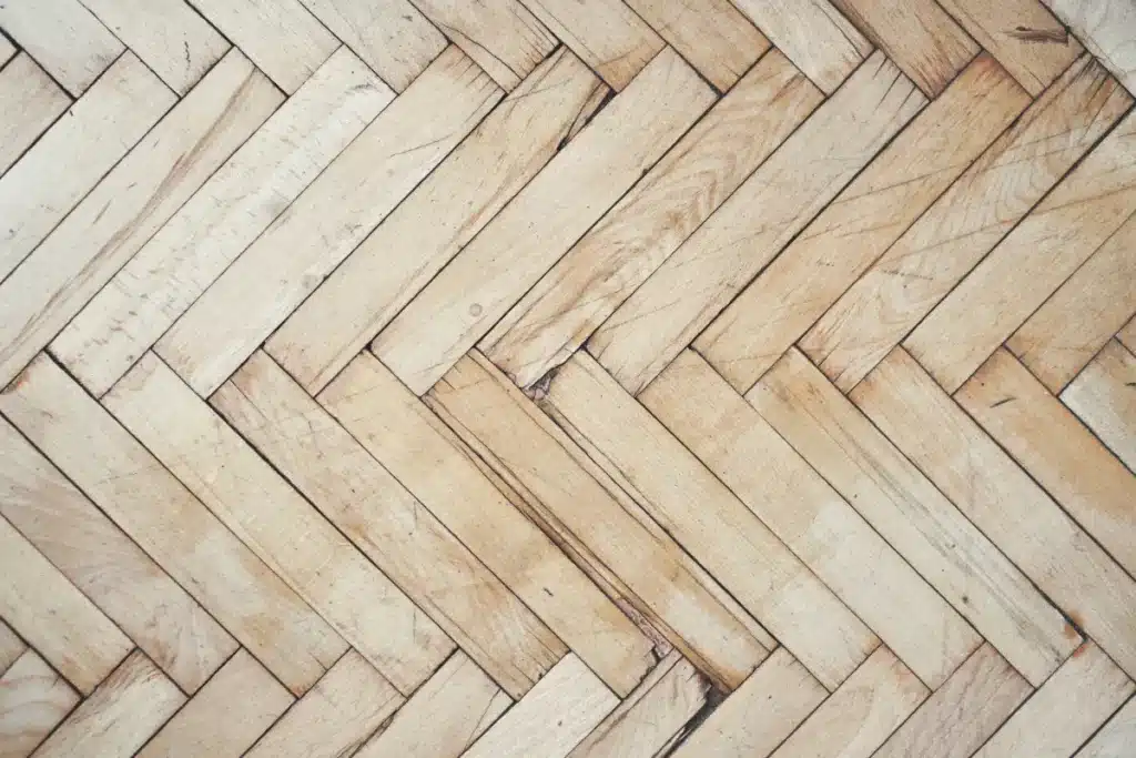 Parquet ancien en bois posé en chevrons, vu du dessus